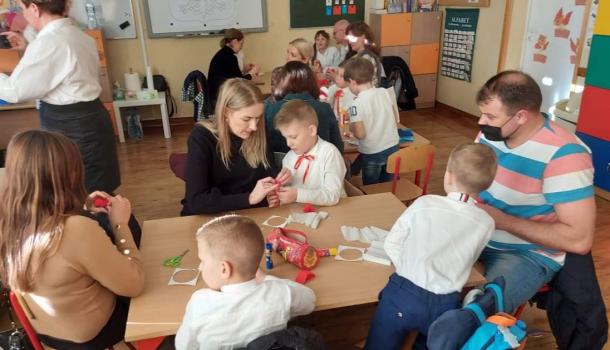 ''Mali Patrioci'' uroczysty apel z okazji Święta Niepodległości w wykonaniu grup Oa i Oc z gościnnym udziałem uczniów kl. VIIIb