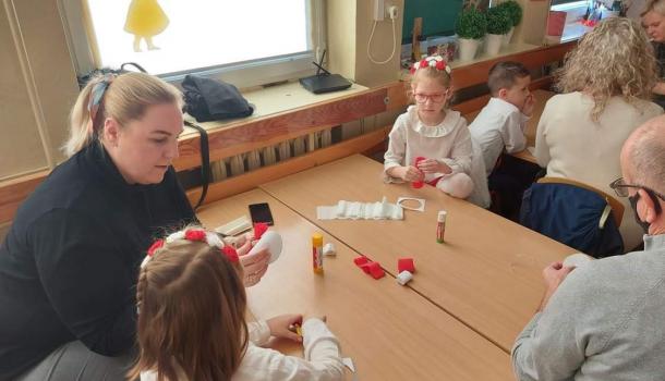 ''Mali Patrioci'' uroczysty apel z okazji Święta Niepodległości w wykonaniu grup Oa i Oc z gościnnym udziałem uczniów kl. VIIIb
