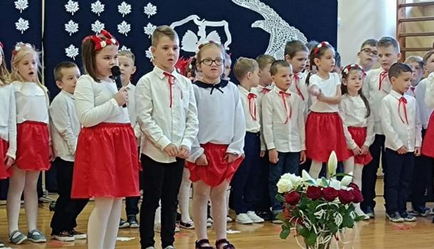 ''Mali Patrioci'' uroczysty apel z okazji Święta Niepodległości w wykonaniu grup Oa i Oc z gościnnym udziałem uczniów kl. VIIIb
