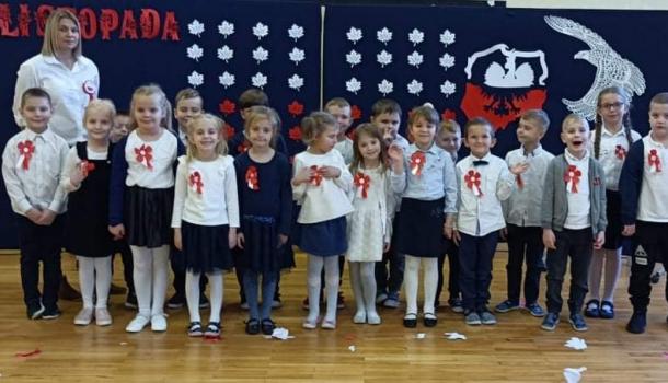''Mali Patrioci'' uroczysty apel z okazji Święta Niepodległości w wykonaniu grup Oa i Oc z gościnnym udziałem uczniów kl. VIIIb