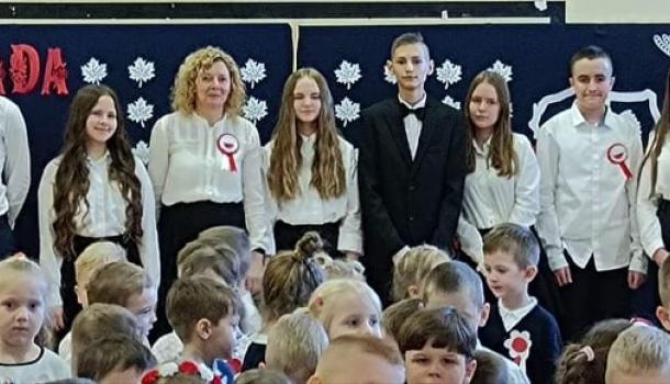 ''Mali Patrioci'' uroczysty apel z okazji Święta Niepodległości w wykonaniu grup Oa i Oc z gościnnym udziałem uczniów kl. VIIIb