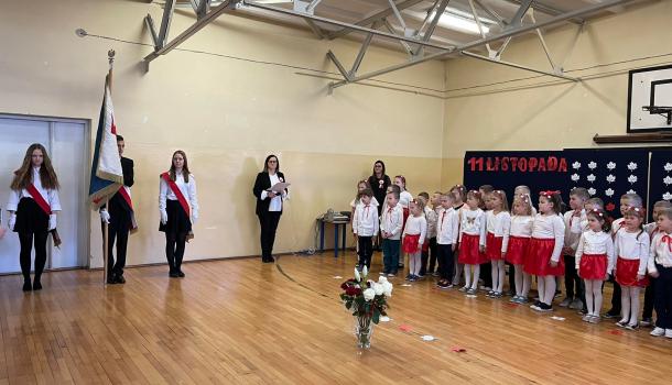 ''Mali Patrioci'' uroczysty apel z okazji Święta Niepodległości w wykonaniu grup Oa i Oc z gościnnym udziałem uczniów kl. VIIIb