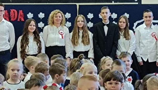 ''Mali Patrioci'' uroczysty apel z okazji Święta Niepodległości w wykonaniu grup Oa i Oc z gościnnym udziałem uczniów kl. VIIIb