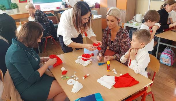 ''Mali Patrioci'' uroczysty apel z okazji Święta Niepodległości w wykonaniu grup Oa i Oc z gościnnym udziałem uczniów kl. VIIIb