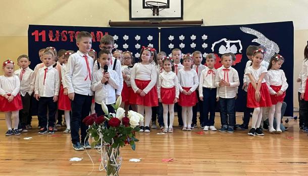 ''Mali Patrioci'' uroczysty apel z okazji Święta Niepodległości w wykonaniu grup Oa i Oc z gościnnym udziałem uczniów kl. VIIIb