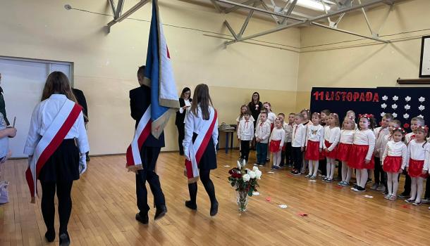 ''Mali Patrioci'' uroczysty apel z okazji Święta Niepodległości w wykonaniu grup Oa i Oc z gościnnym udziałem uczniów kl. VIIIb
