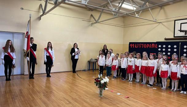 ''Mali Patrioci'' uroczysty apel z okazji Święta Niepodległości w wykonaniu grup Oa i Oc z gościnnym udziałem uczniów kl. VIIIb