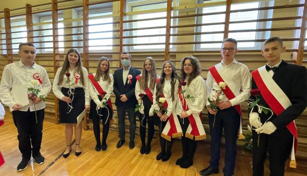 ''Mali Patrioci'' uroczysty apel z okazji Święta Niepodległości w wykonaniu grup Oa i Oc z gościnnym udziałem uczniów kl. VIIIb