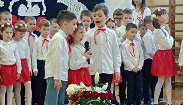 ''Mali Patrioci'' uroczysty apel z okazji Święta Niepodległości w wykonaniu grup Oa i Oc z gościnnym udziałem uczniów kl. VIIIb