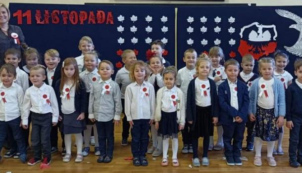 ''Mali Patrioci'' uroczysty apel z okazji Święta Niepodległości w wykonaniu grup Oa i Oc z gościnnym udziałem uczniów kl. VIIIb