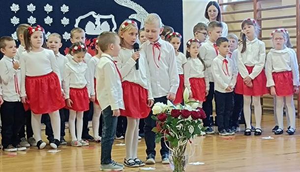 ''Mali Patrioci'' uroczysty apel z okazji Święta Niepodległości w wykonaniu grup Oa i Oc z gościnnym udziałem uczniów kl. VIIIb
