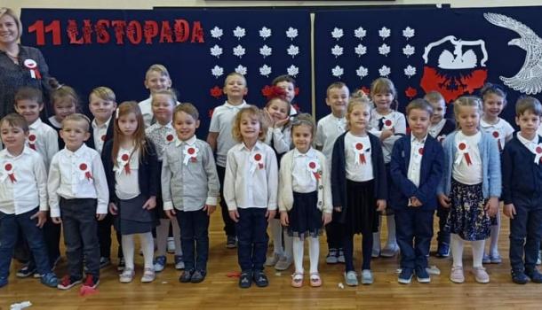 ''Mali Patrioci'' uroczysty apel z okazji Święta Niepodległości w wykonaniu grup Oa i Oc z gościnnym udziałem uczniów kl. VIIIb