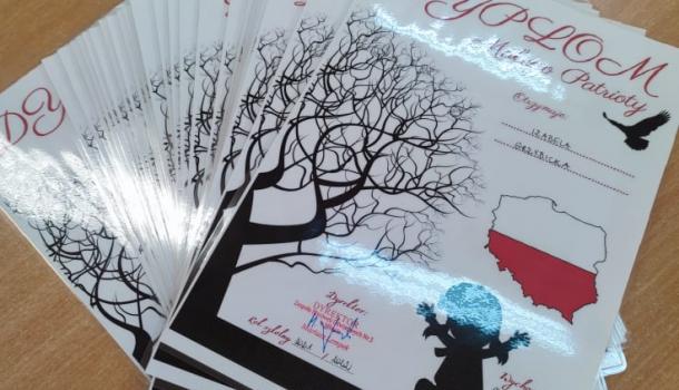 ''Mali Patrioci'' uroczysty apel z okazji Święta Niepodległości w wykonaniu grup Oa i Oc z gościnnym udziałem uczniów kl. VIIIb