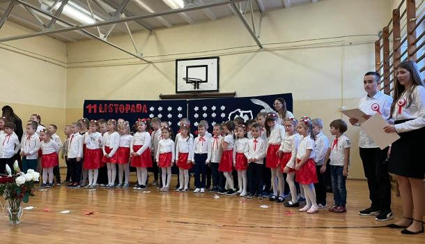 ''Mali Patrioci'' uroczysty apel z okazji Święta Niepodległości w wykonaniu grup Oa i Oc z gościnnym udziałem uczniów kl. VIIIb