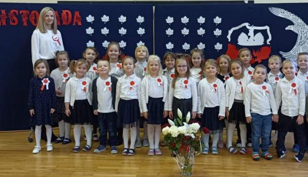 ''Mali Patrioci'' uroczysty apel z okazji Święta Niepodległości w wykonaniu grup Oa i Oc z gościnnym udziałem uczniów kl. VIIIb