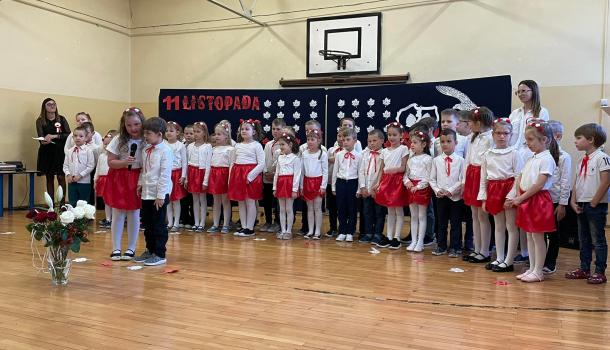 ''Mali Patrioci'' uroczysty apel z okazji Święta Niepodległości w wykonaniu grup Oa i Oc z gościnnym udziałem uczniów kl. VIIIb