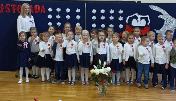 ''Mali Patrioci'' uroczysty apel z okazji Święta Niepodległości w wykonaniu grup Oa i Oc z gościnnym udziałem uczniów kl. VIIIb