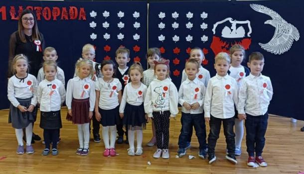 ''Mali Patrioci'' uroczysty apel z okazji Święta Niepodległości w wykonaniu grup Oa i Oc z gościnnym udziałem uczniów kl. VIIIb