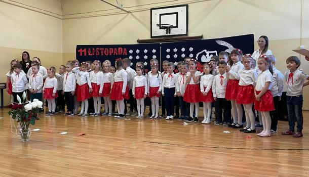 ''Mali Patrioci'' uroczysty apel z okazji Święta Niepodległości w wykonaniu grup Oa i Oc z gościnnym udziałem uczniów kl. VIIIb