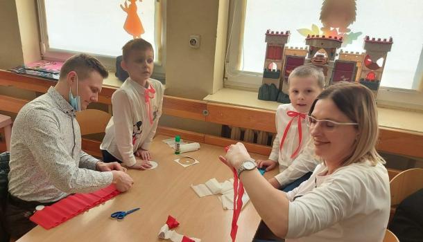 ''Mali Patrioci'' uroczysty apel z okazji Święta Niepodległości w wykonaniu grup Oa i Oc z gościnnym udziałem uczniów kl. VIIIb
