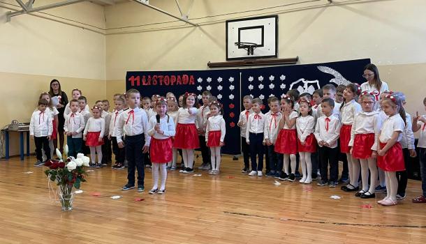 ''Mali Patrioci'' uroczysty apel z okazji Święta Niepodległości w wykonaniu grup Oa i Oc z gościnnym udziałem uczniów kl. VIIIb