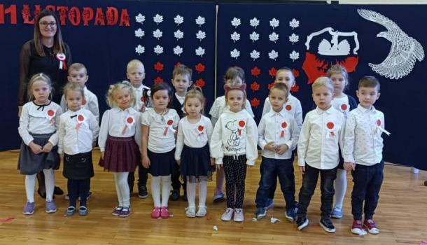 ''Mali Patrioci'' uroczysty apel z okazji Święta Niepodległości w wykonaniu grup Oa i Oc z gościnnym udziałem uczniów kl. VIIIb