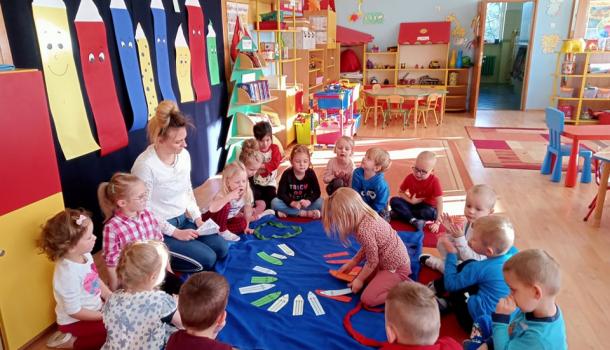 Grupa Krasnale - obchodziła ''Dzień Kredki'' w MPS nr 3 w Mławie