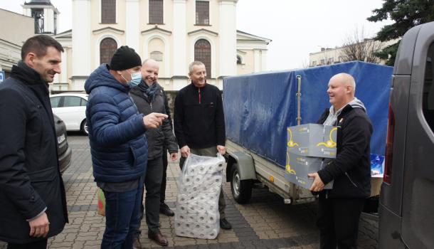 Środki czystości i higieny osobistej są ładowane na przyczepkę