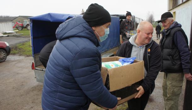 Rozładunek darów na terenie schroniska Mar-Kot