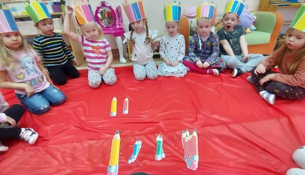 Dzień kredki w Biedronkach w MPS nr 3 w Mławie