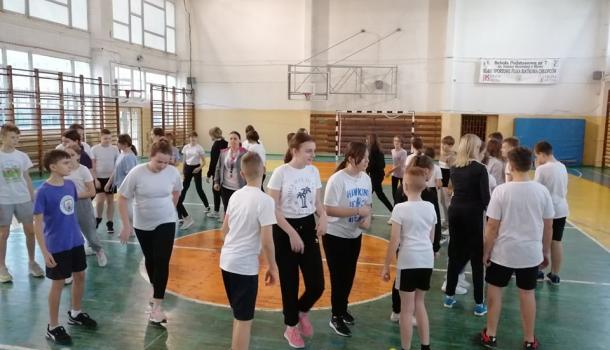 Dzień Tańca na lekcjach wychowania fizycznego w SP nr 7 w Mławie