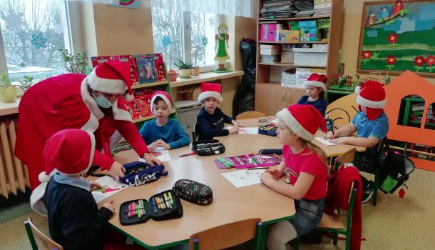 Oddziały przedszkolne przy Szkole Podstawowej Nr 6, dzieci przy stolikach 