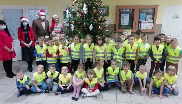 Przedszkole Nr 1, zdjęcie grupowe dzieci w kamizelkach 