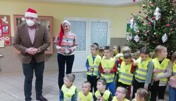 Przedszkole nr 1, burmistrz, dzieci w kamizelkach 