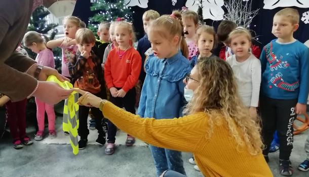 Oddziały przedszkolne przy Szkole Podstawowej Nr 2, przedszkolak czyta napis na kamizelce