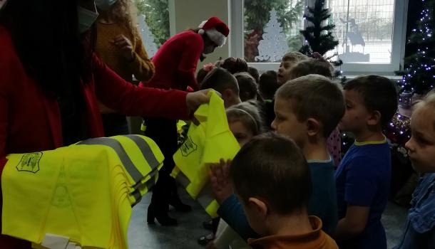 Oddziały przedszkolne przy Szkole Podstawowej Nr 2, dzieci otrzymują kamizelki 