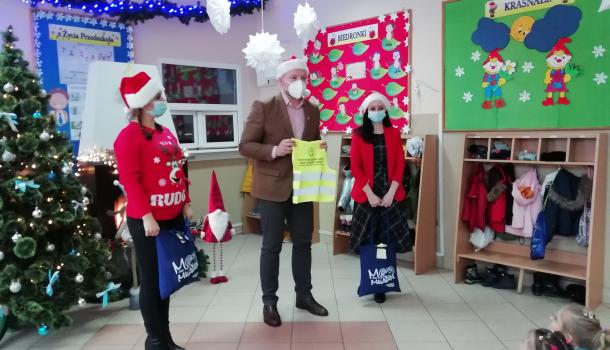 Przedszkole Nr 3, przekazanie dzieciom kamizelek  