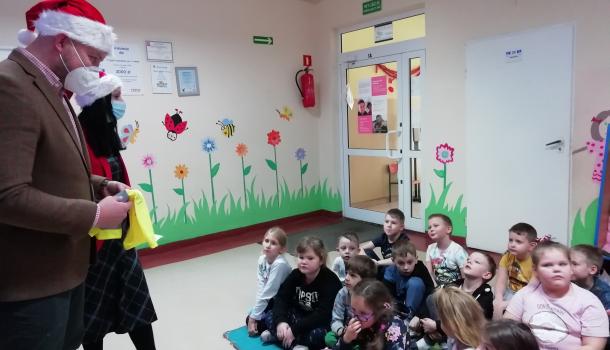 Szkoła Nr 7, dzieci oglądają kamizelkę 