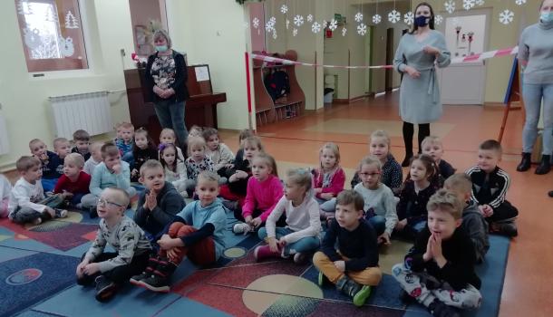 Przedszkole Nr 4, dzieci siedzą na dywanie 