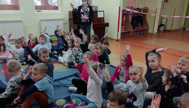 Przedszkole Nr 4, dzieci zgłaszają się do wypowiedzi 