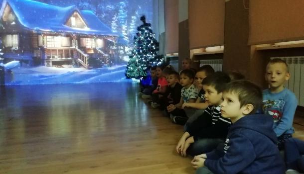 Oddziały przedszkolne przy Szkole Podstawowej Nr 3, dzieci oglądają kamizelki