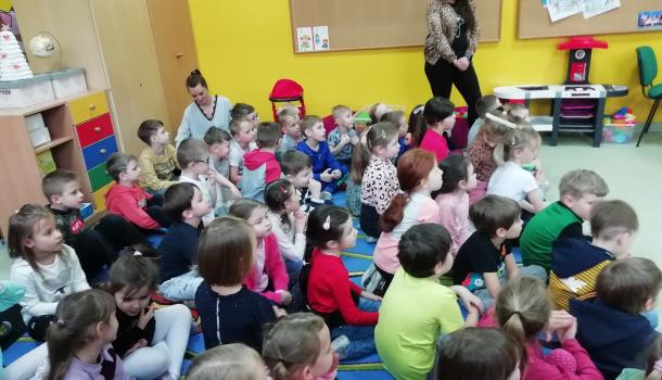 Przedszkole Nr 2, dzieci siedzące na dywanie 