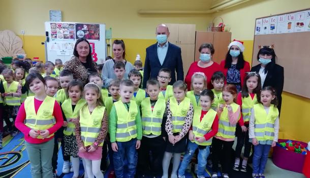 Przedszkole Nr 2, zdjęcie grupowe dzieci w kamizelkach 