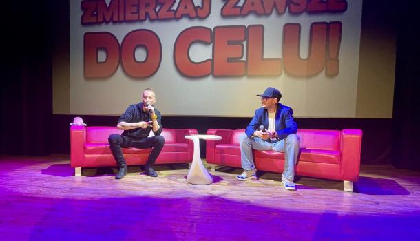 Adamo Rudnik i Adrian Zalewski rozmawiają na kanapach 
