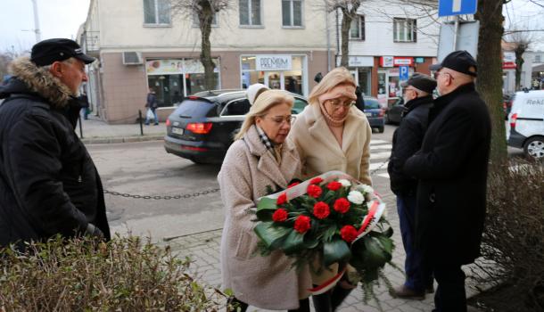 Magdalena Grzywacz i Magdalena Cecelska składają wiązankę kwiatów