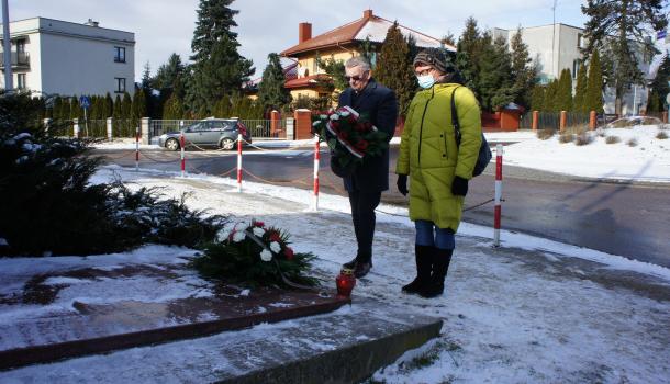 Dwie osoby składające kwiaty