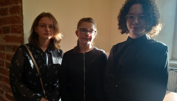 Wróciły z tarczą z I Diecezjalnego Konkursu Recytatorskiego