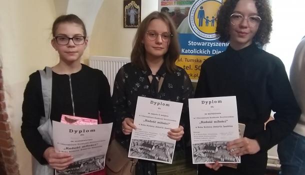 Wróciły z tarczą z I Diecezjalnego Konkursu Recytatorskiego