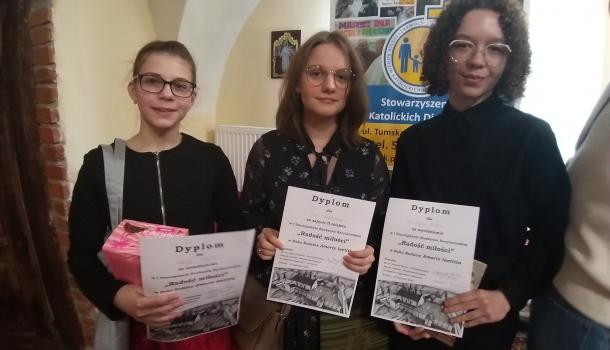 Wróciły z tarczą z I Diecezjalnego Konkursu Recytatorskiego