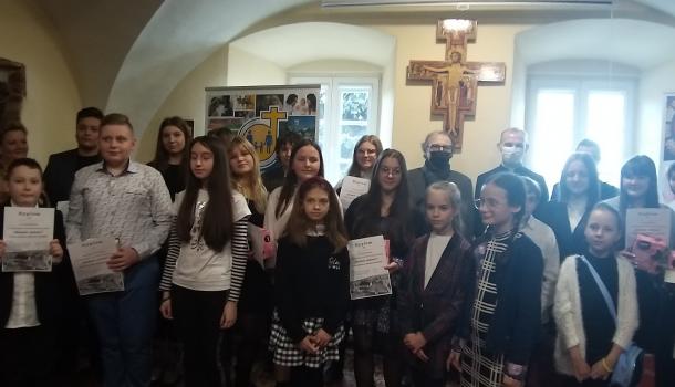 Wróciły z tarczą z I Diecezjalnego Konkursu Recytatorskiego
